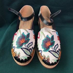 Women’s floral huaraches